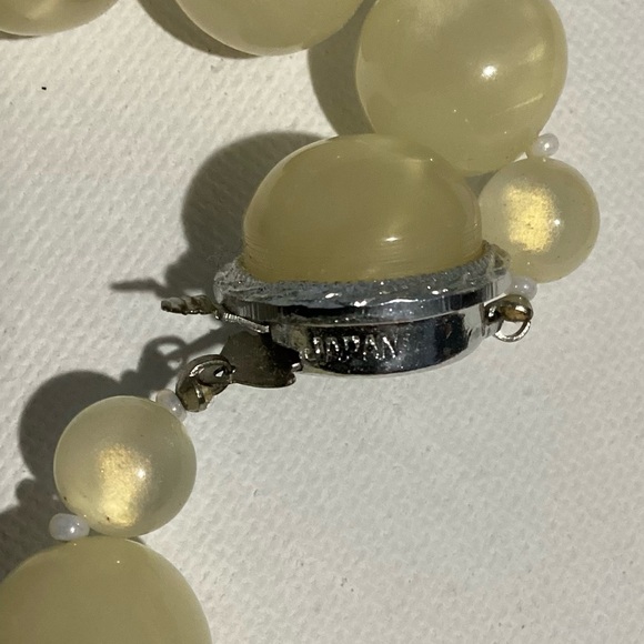 Beautiful Beaded necklace with unique Clasp - Picture 5 of 8